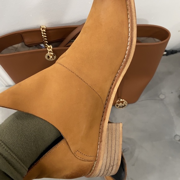 Crevo Booties - Picture 5 of 7